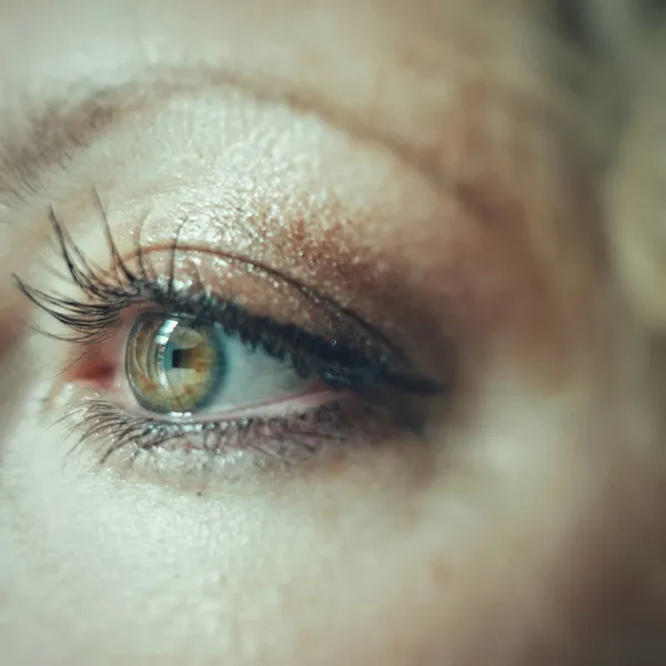 Eine Frau bei der Wimpernbehandlung in der Nahaufnahme