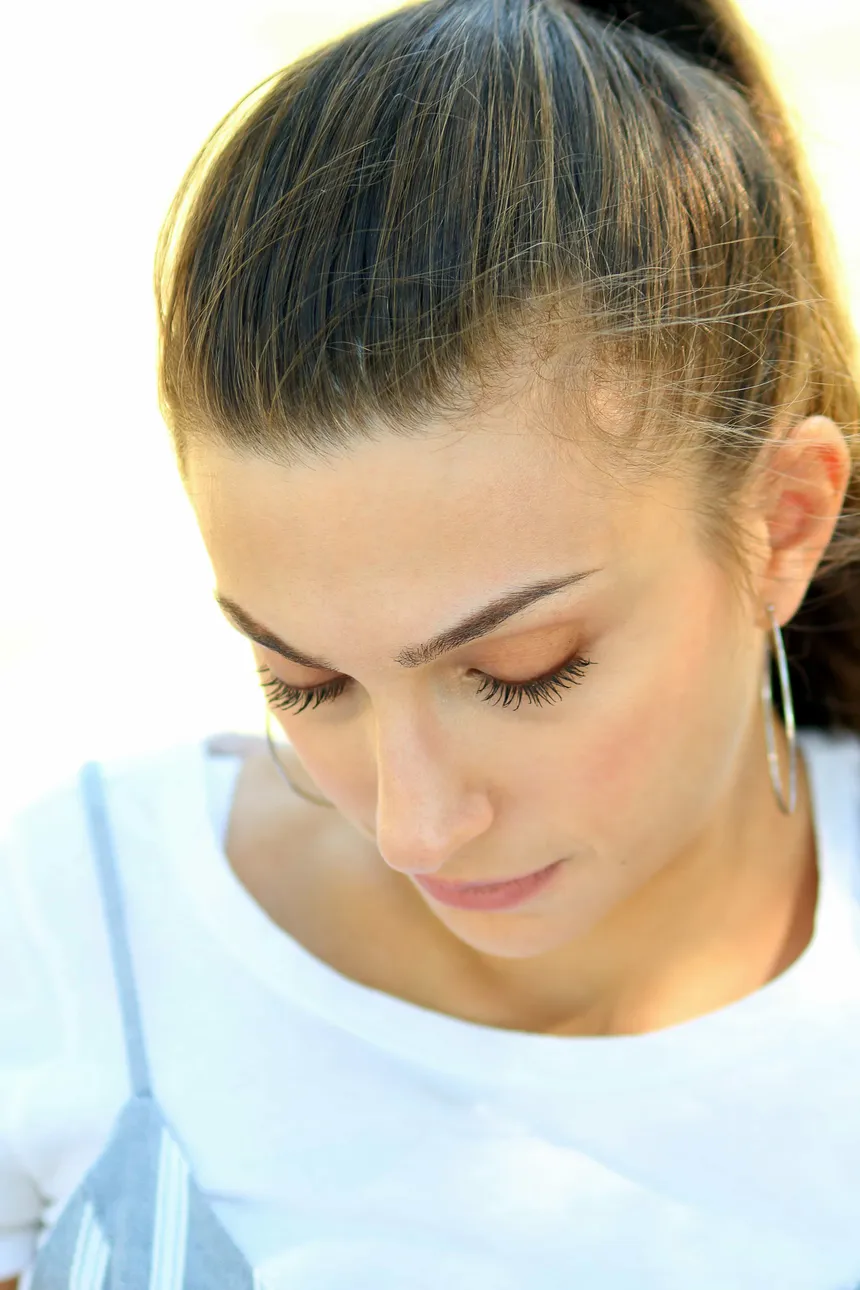 Eine Frau bei der Wimpernbehandlung in der Nahaufnahme